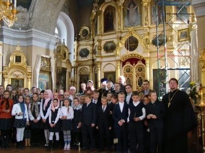 Учащиеся школ города Новозыбкова и Новозыбковского района поздравили с Праздником Покрова Пресвятой Богородицы прихожан храма в честь чуда Архистратига Михаила в Хонех города Новозыбкова