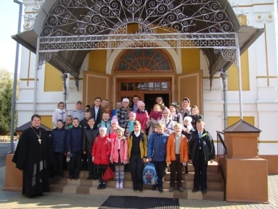 Учащиеся школ города Новозыбкова и Новозыбковского района поздравили с Праздником Покрова Пресвятой Богородицы прихожан храма в честь чуда Архистратига Михаила в Хонех города Новозыбкова