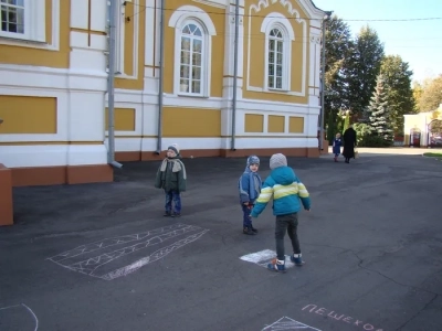 Нарушение любого закона – обман, обман – грех. Следствие: любое нарушение закона – грех! Члены прихода Соборного храма Новозыбковского благочиния и учащиеся Воскресной приходской школы изучают правила дорожного движения Российской Федерации