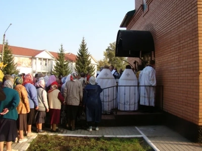 Епископ Клинцовский и Трубчевский Владимир освятил храм во имя Святой Троицы в пгт. Красная Гора