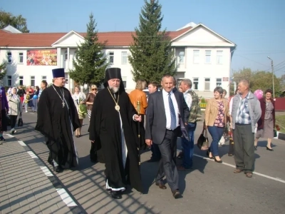 Епископ Клинцовский и Трубчевский Владимир освятил храм во имя Святой Троицы в пгт. Красная Гора