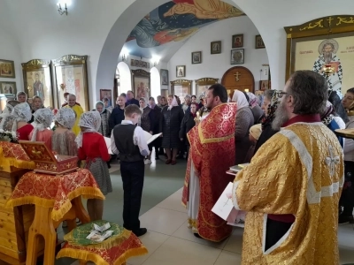 Ученики Воскресной школы при храме в честь Святой Троицы пгт Красная Гора поздравили своего священника и прихожан храма с Пасхой Христовой.Христос воскресе! Воистину Воскресе!