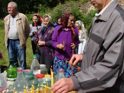 Таинство Причащения на руинах… В день Явление иконы Пресвятой Богородицы во граде Казани в 1579 году, на месте разрушенного Николаевского Каташинского монастыря, впервые за век совершено Таинство Причащения