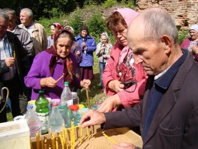 Таинство Причащения на руинах… В день Явление иконы Пресвятой Богородицы во граде Казани в 1579 году, на месте разрушенного Николаевского Каташинского монастыря, впервые за век совершено Таинство Причащения