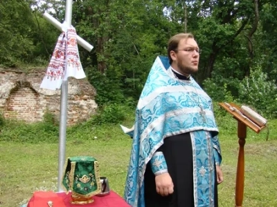 Таинство Причащения на руинах… В день Явление иконы Пресвятой Богородицы во граде Казани в 1579 году, на месте разрушенного Николаевского Каташинского монастыря, впервые за век совершено Таинство Причащения