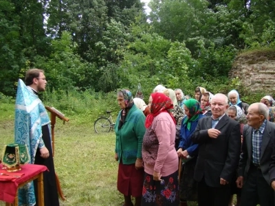 Таинство Причащения на руинах… В день Явление иконы Пресвятой Богородицы во граде Казани в 1579 году, на месте разрушенного Николаевского Каташинского монастыря, впервые за век совершено Таинство Причащения