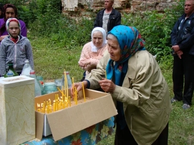 Таинство Причащения на руинах… В день Явление иконы Пресвятой Богородицы во граде Казани в 1579 году, на месте разрушенного Николаевского Каташинского монастыря, впервые за век совершено Таинство Причащения