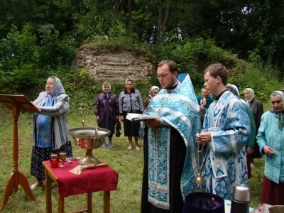 Таинство Причащения на руинах… В день Явление иконы Пресвятой Богородицы во граде Казани в 1579 году, на месте разрушенного Николаевского Каташинского монастыря, впервые за век совершено Таинство Причащения