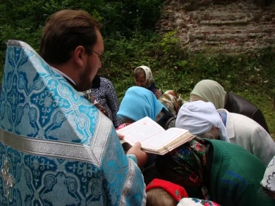 Таинство Причащения на руинах… В день Явление иконы Пресвятой Богородицы во граде Казани в 1579 году, на месте разрушенного Николаевского Каташинского монастыря, впервые за век совершено Таинство Причащения