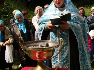 Таинство Причащения на руинах… В день Явление иконы Пресвятой Богородицы во граде Казани в 1579 году, на месте разрушенного Николаевского Каташинского монастыря, впервые за век совершено Таинство Причащения