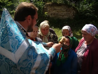 Таинство Причащения на руинах… В день Явление иконы Пресвятой Богородицы во граде Казани в 1579 году, на месте разрушенного Николаевского Каташинского монастыря, впервые за век совершено Таинство Причащения