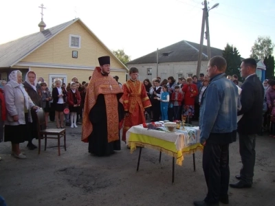 В день победы у Молитвенного дома в селе Старые Бобовичи совершена панихида о павших воинах