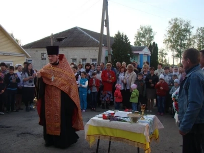 В день победы у Молитвенного дома в селе Старые Бобовичи совершена панихида о павших воинах