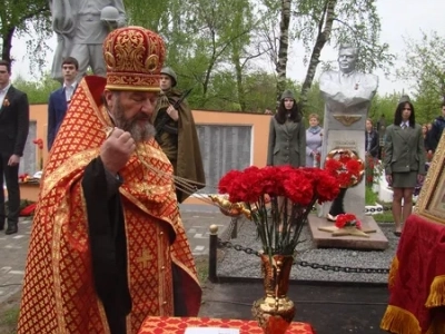 Вахта памяти в Новозыбковском благочинии: Еще молимся о упокоении душ приснопамятных вождей и воинов за веру и Отечество на поле брани живот свой положивших, от ран и глада почивших, в пленении и горьких работах невинно умученных и убиенных, в блокаду скончавшихся и всех для Победы потрудившихся, их же имена Ты Господи веси, и о еже проститися им всякому прегрешению, вольному же и невольному!