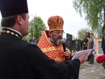 Вахта памяти в Новозыбковском благочинии: Еще молимся о упокоении душ приснопамятных вождей и воинов за веру и Отечество на поле брани живот свой положивших, от ран и глада почивших, в пленении и горьких работах невинно умученных и убиенных, в блокаду скончавшихся и всех для Победы потрудившихся, их же имена Ты Господи веси, и о еже проститися им всякому прегрешению, вольному же и невольному!