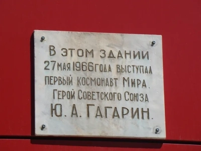 Не прервется связь поколений: в городе Новозыбков открыта мемориальная табличка на здании бывшего военного госпиталя и совершена панихида о павших героях, освобождавших город в годы Великой Отечественной Войны