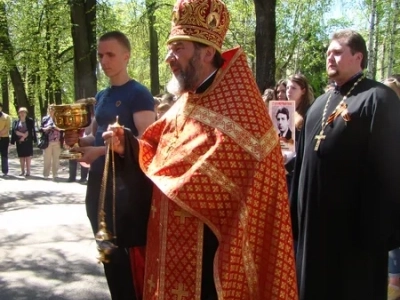 Не прервется связь поколений: в городе Новозыбков открыта мемориальная табличка на здании бывшего военного госпиталя и совершена панихида о павших героях, освобождавших город в годы Великой Отечественной Войны