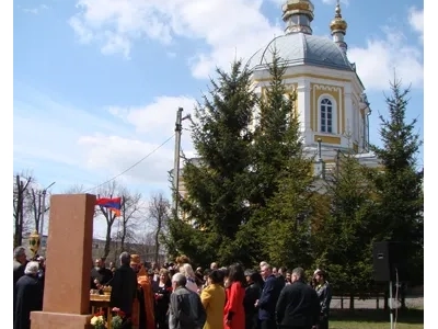 Хачкар – армянский Крест-памятник – освящен в Новозыбкове в память 100-летия геноцида армян в Турецкой империи