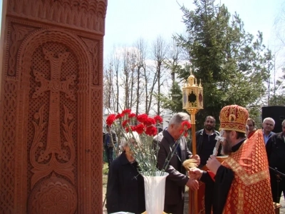 Хачкар – армянский Крест-памятник – освящен в Новозыбкове в память 100-летия геноцида армян в Турецкой империи