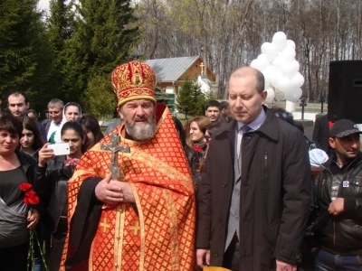 Хачкар – армянский Крест-памятник – освящен в Новозыбкове в память 100-летия геноцида армян в Турецкой империи