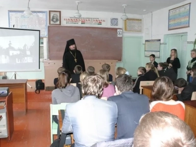 Священник научает детей Основам Православия: Урок ОПК в Замишевской средней школе