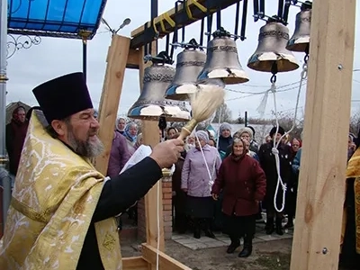 Людковские кампаны: На звоннице новозыбковского храма в честь Рождества Пресвятой Богородицы теперь новые колокола