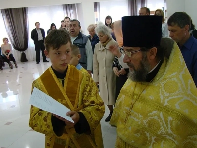 В Новозыбковской центральной библиотеке ко Дню учителя открыт и освящен новый Зал искусств