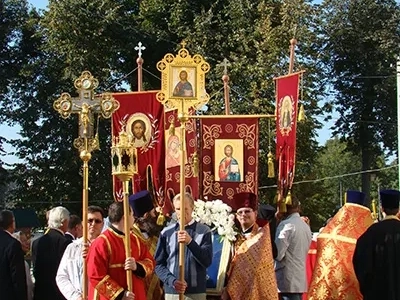 И в честь Архангела Небес, Архистратига Михаила Собор на Красной носит крест. Престольный праздник Соборного храма Новозыбковского благочиния.