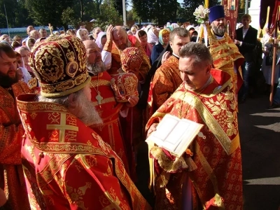 И в честь Архангела Небес, Архистратига Михаила Собор на Красной носит крест. Престольный праздник Соборного храма Новозыбковского благочиния.