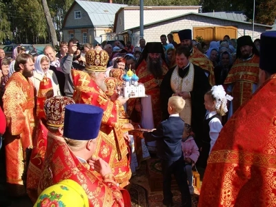 И в честь Архангела Небес, Архистратига Михаила Собор на Красной носит крест. Престольный праздник Соборного храма Новозыбковского благочиния.