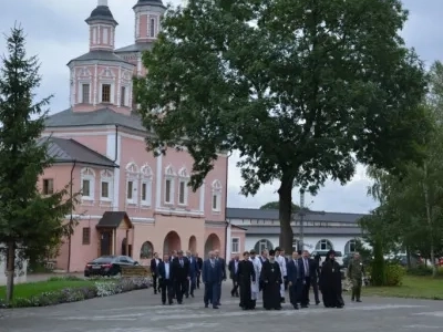 Сияние куполов святыни Брянской земли: совершен Чин освящения Креста на главный купол Успенского собора Свенского монастыря Брянской митрополии