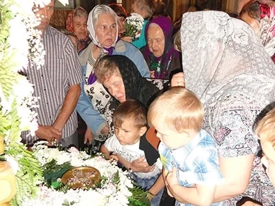 Ковчег с частицей мощей святой блаженной Матроны Московской: святыня в храме в честь чуда Архистратига Михаила в Хонех города Новозыбкова пребывала 48 часов