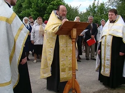 При въезде в село Старые Бобовичи Новозыбковского района установлен и освящен Поклонный Крест