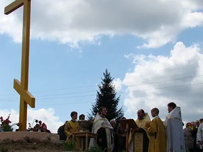 При въезде в село Старые Бобовичи Новозыбковского района установлен и освящен Поклонный Крест