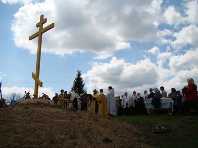 При въезде в село Старые Бобовичи Новозыбковского района установлен и освящен Поклонный Крест