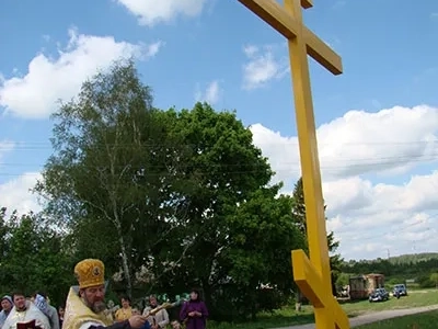 При въезде в село Старые Бобовичи Новозыбковского района установлен и освящен Поклонный Крест