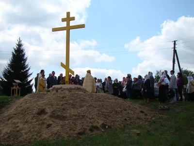 При въезде в село Старые Бобовичи Новозыбковского района установлен и освящен Поклонный Крест