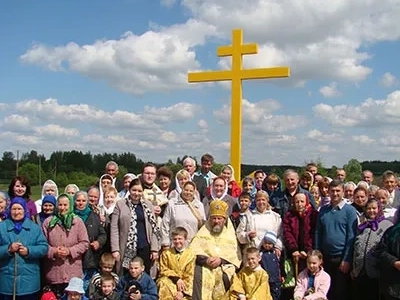 При въезде в село Старые Бобовичи Новозыбковского района установлен и освящен Поклонный Крест