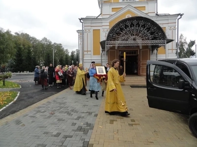 Святые благоверные князь Петре и княгине Феврония, Муромские чудотворцы, молите Бога о нас! С 22 по 26 сентября 2013 года во граде Новозыбкове пребывали частицы Святых мощей Петра и Фефронии князей Муромских.