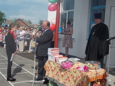 Да благословит Бог, дорогие выпускники, ваши добрые пути и благие начинания ! - Священник преподал благословение выпускникам Новобобовичской школы во время Торжественной линейки, посвященной Последнему звонку