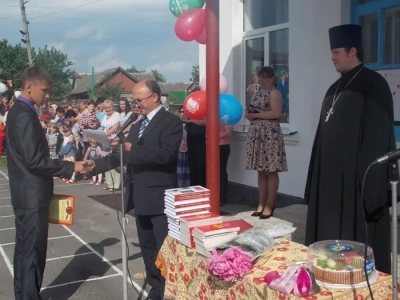 Да благословит Бог, дорогие выпускники, ваши добрые пути и благие начинания ! - Священник преподал благословение выпускникам Новобобовичской школы во время Торжественной линейки, посвященной Последнему звонку