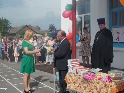 Да благословит Бог, дорогие выпускники, ваши добрые пути и благие начинания ! - Священник преподал благословение выпускникам Новобобовичской школы во время Торжественной линейки, посвященной Последнему звонку