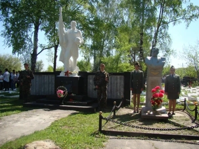 Всем воинам, павшим в боях Великой Отечественной Войны 1941-1945 гг. – ВЕЧНАЯ ПАМЯТЬ: У обелиска Воинам-героям, что на городском кладбище города Новозыбкова, совершена заупокойная панихида