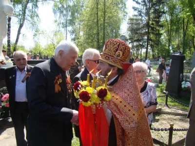 Всем воинам, павшим в боях Великой Отечественной Войны 1941-1945 гг. – ВЕЧНАЯ ПАМЯТЬ: У обелиска Воинам-героям, что на городском кладбище города Новозыбкова, совершена заупокойная панихида