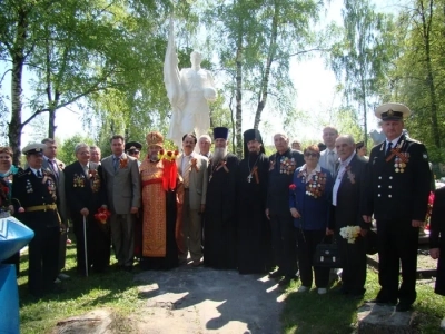 Всем воинам, павшим в боях Великой Отечественной Войны 1941-1945 гг. – ВЕЧНАЯ ПАМЯТЬ: У обелиска Воинам-героям, что на городском кладбище города Новозыбкова, совершена заупокойная панихида