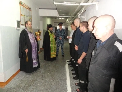 В Пяток Страстной седмицы Великого поста священники Новозыбковского благочиния посетили заключенных СИЗО-2 города Новозыбкова и освятили куличи к празднику Святой Пасхи, которые преподнесли в дар в заключении сущим