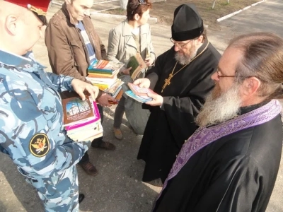 В Пяток Страстной седмицы Великого поста священники Новозыбковского благочиния посетили заключенных СИЗО-2 города Новозыбкова и освятили куличи к празднику Святой Пасхи, которые преподнесли в дар в заключении сущим