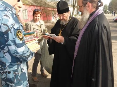 В Пяток Страстной седмицы Великого поста священники Новозыбковского благочиния посетили заключенных СИЗО-2 города Новозыбкова и освятили куличи к празднику Святой Пасхи, которые преподнесли в дар в заключении сущим