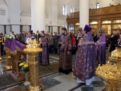 «Призри с небесе, Боже, и виждь, и посети виноград сей, и утверди и, егоже насади десница Твоя»: В неделю четвертую Великого поста Епископ Александр совершил Божественную литургию в Брянском Кафедральном Соборе во Имя Святой Троицы. За Богослужением Владыка рукоположил пресвитера для служения в Новозыбковском благочинии.