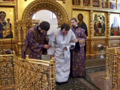 «Призри с небесе, Боже, и виждь, и посети виноград сей, и утверди и, егоже насади десница Твоя»: В неделю четвертую Великого поста Епископ Александр совершил Божественную литургию в Брянском Кафедральном Соборе во Имя Святой Троицы. За Богослужением Владыка рукоположил пресвитера для служения в Новозыбковском благочинии.